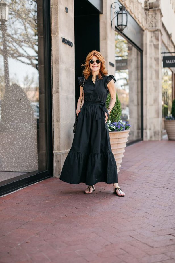 Dallas Blogger woman wearing AFFORDABLE BLACK DRESS FOR SPRING 