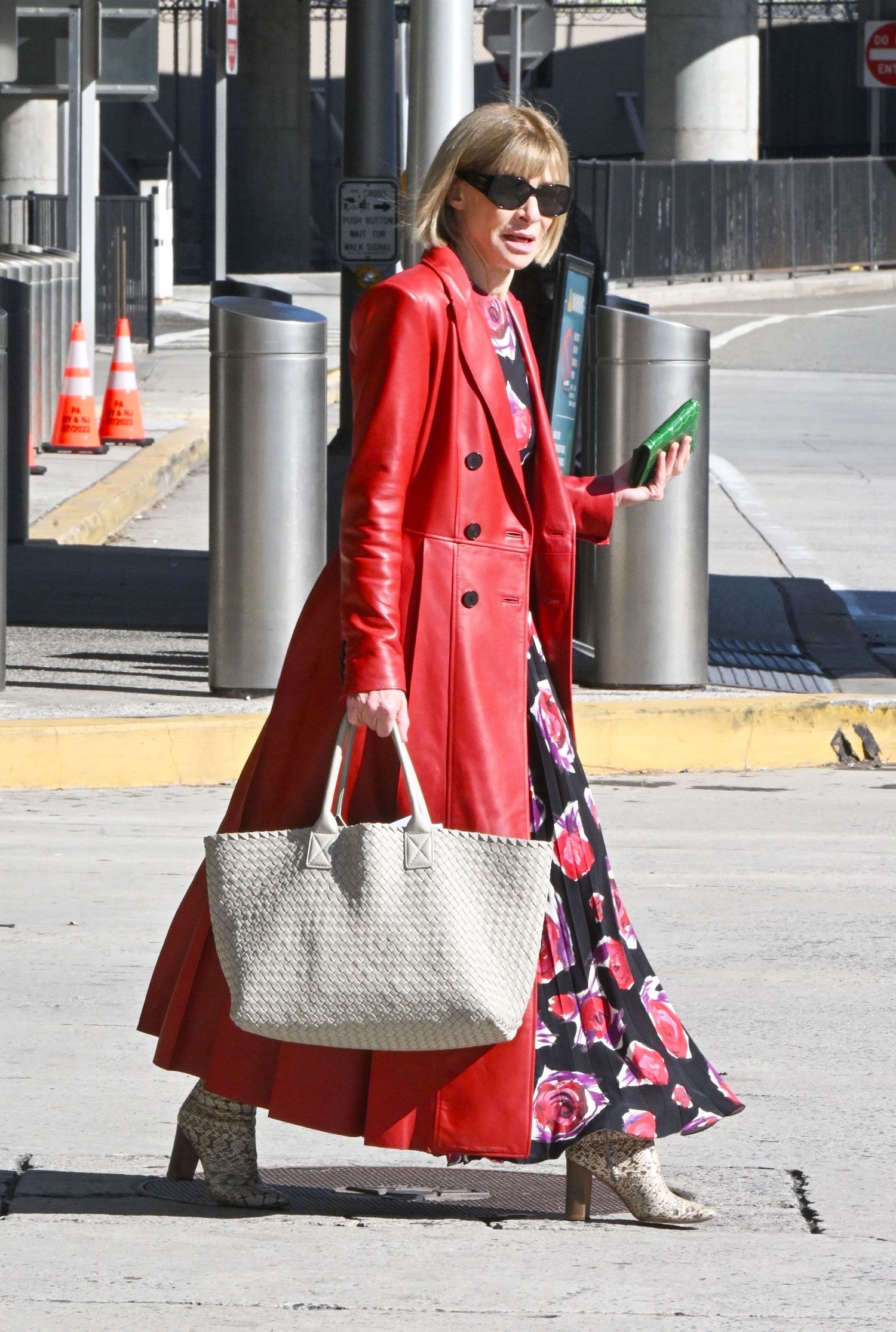 Anna Wintour’s Airport Outfit Includes the Shoe Trend I’d Never Travel In