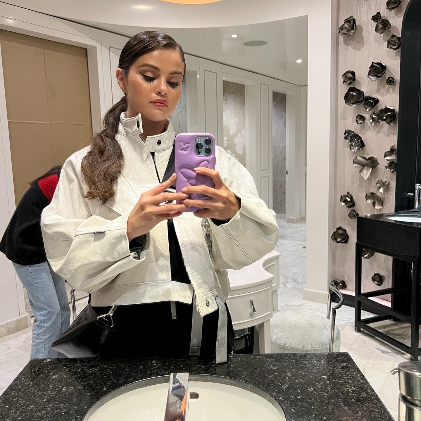 Selena Gomez’s Pre-Flight Skincare Routine Is So Good I’m Stealing It