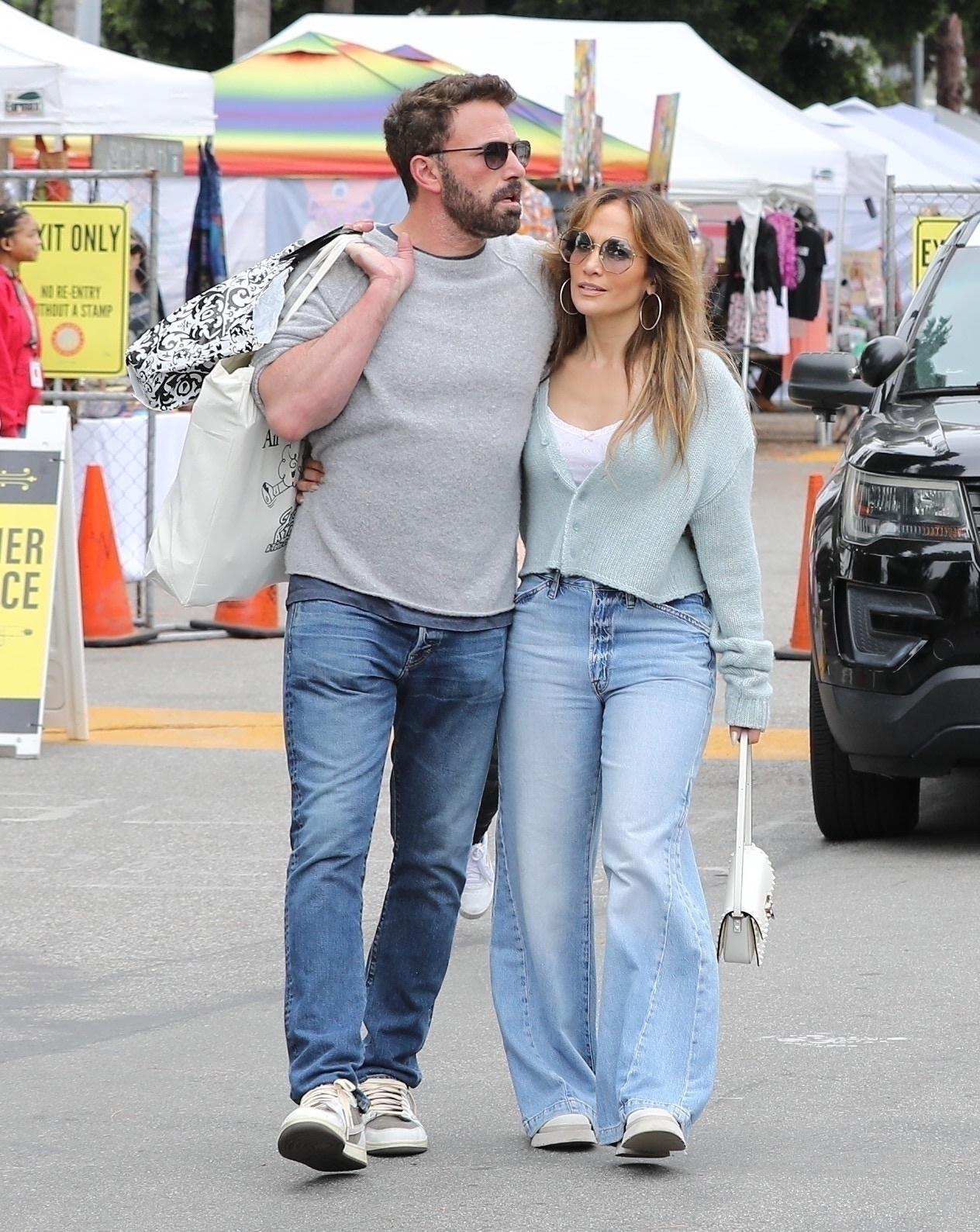 Jennifer Lopez Just Wore the Best Sweater-and-Jeans Outfit for October