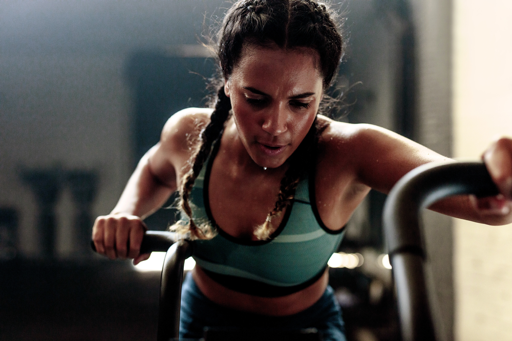 woman training hard at the gym to build muscle
