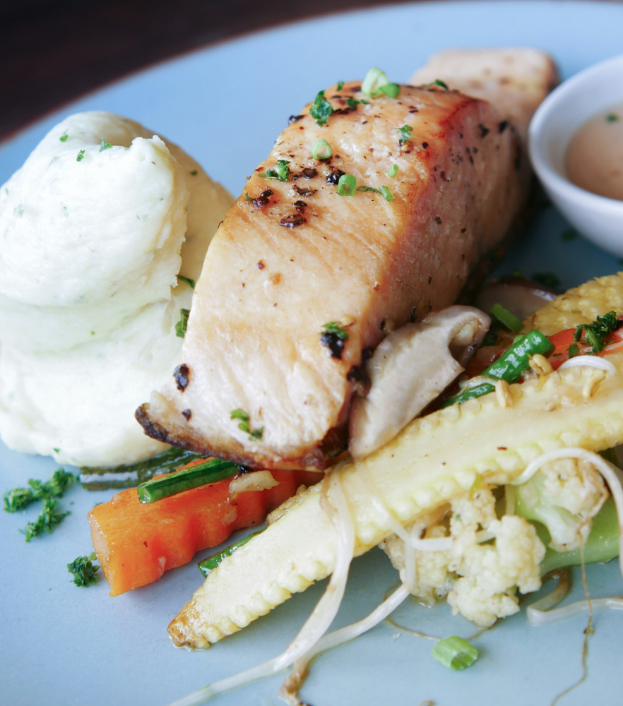 A balanced post-workout meal featuring a nutritious fish dish with a side of mashed potatoes. The image showcases a protein-rich and wholesome plate, emphasizing the importance of proper nutrition for muscle recovery.