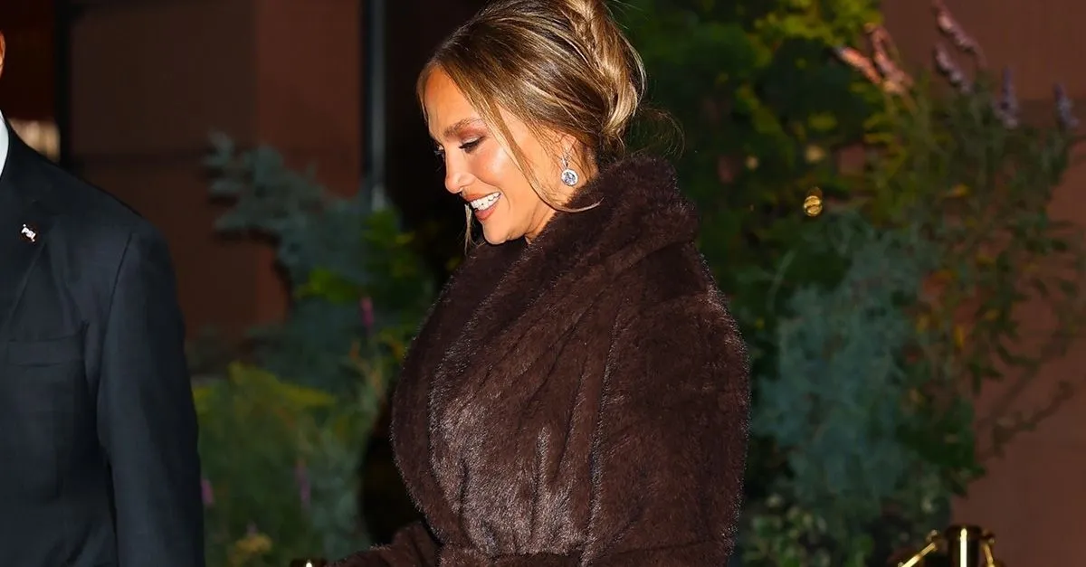 The Sneaker Color to Wear With Brown Leggings, According to J.Lo