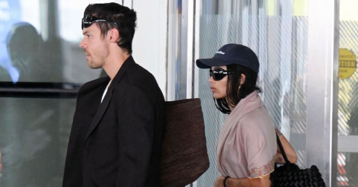 Zoe Kravitz’s Oversized Scarf Made Her Airport Outfit X10 Chicer