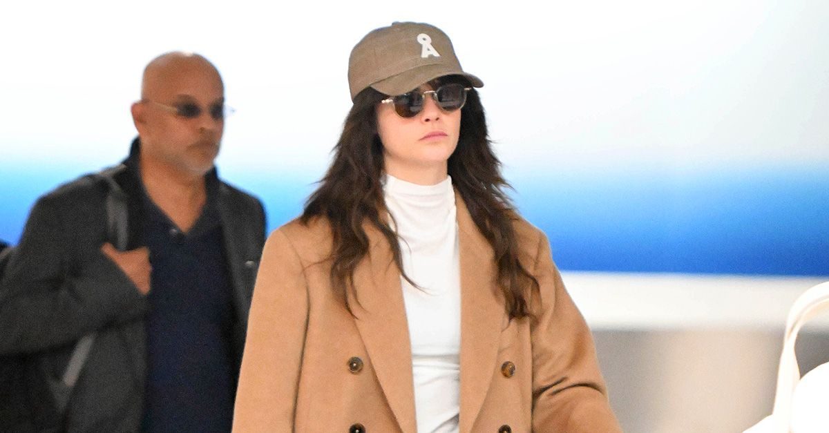 This Is the Pant-Color Trend to Wear to the Airport Now